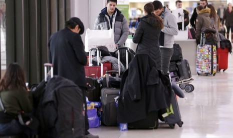 Penumpang di Newark Liberty International Airport di Newark, New Jersey, Kamis (4/1). Lebih dari 3.000 penerbangan telah dibatalkan pada Kamis karena angin kencang dan salju tebal.