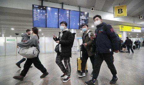 Rusia Berencana Buka Penerbangan Internasional Pekan Ini. Penumpang di Terminal F Bandara Internasional Sheremetyevo di Moskow, Rusia. Ilustrasi.