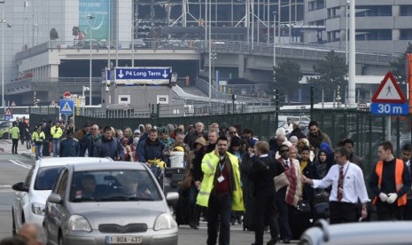 Penumpang dievakuasi dari bandara Brussels,  di Zaventem, Belgia Selasa (22/3). 