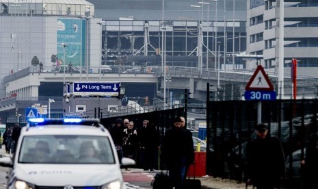 Penumpang dievakuasi dari gedung terminal setelah ledakan di Bandara Brussels di Zaventem dekat Brussels, Belgia, Selasa (22/3).