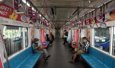 Penumpang duduk dengan menjaga jarak di dalam kereta MRT di Stasiun MRT Blok M, Jakarta.