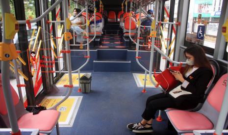 Penumpang duduk di dalam Bus Suroboyo di Surabaya, Jawa Timur, (ilustrasi). 