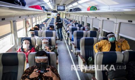 Penumpang duduk di dalam rangkaian gerbong KA Bima rute Stasiun Gambir-Malang PP di Stasiun Gambir, Jakarta, Sabtu (11/7/2020). PT Kereta Api Indonesia (KAI) (Persero) kembali menambah lima perjalanan kereta api (KA) jarak jauh di area Daop 1 Jakarta untuk tujuan Bandung, Cirebon dan Surabaya yang diberangkatkan dari Stasiun Gambir dan Pasar Senen yang hanya dioperasikan pada hari Jumat, Sabtu, dan Minggu. 