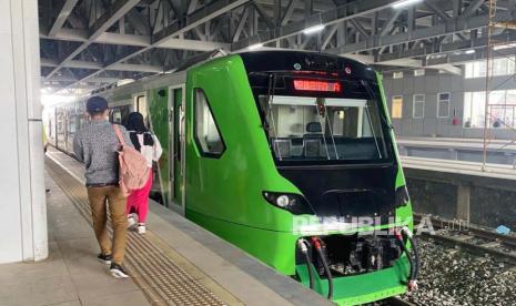 Penumpang KA Feeder KCJB tiba di Stasiun Padalarang untuk melanjutkan perjalanan ke Stasiun Halim menggunakan Whoosh. Rabu (4/10/2023). 