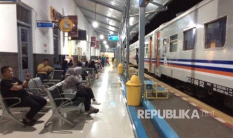 Penumpang KA Serayu menunggu di peron Stasiun Tasikmalaya.