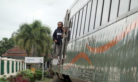 Penumpang KA di Stasiun Jeruklegi, Cilacap, Jateng, Sabtu (8/10/2022). Sebanyak 10 kereta api berhenti luar biasa di wilayah Daop V.