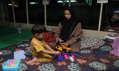 Penumpang kapal Anggun (kanan) bermain bersama anaknya di ruang kelas ekonomi KM Bukit Raya rute Pontianak-Kepulauan Riau saat menunggu keberangkatan di Pelabuhan Dwikora, Pontianak, Kalimantan Barat, Jumat (22/4/2022). Kepala Operasi PT Pelni (Persero) Pontianak Mulyadi mengatakan pihaknya memprediksi puncak arus mudik lebaran di Pelabuhan Dwikora akan terjadi pada Jumat (29/4/2022) yaitu saat keberangkatan Kapal Motor (KM) Bukit Raya tujuan Surabaya. 