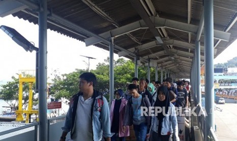 Penumpang kapal dari Pelabuhan Bakauheni, Lampung, tiba di Pelabuhan Merak, Banten, Ahad (17/6). 