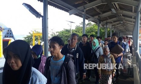 Penumpang kapal dari Pelabuhan Bakauheni, Lampung, tiba di Pelabuhan Merak, Banten, Ahad (17/6). 