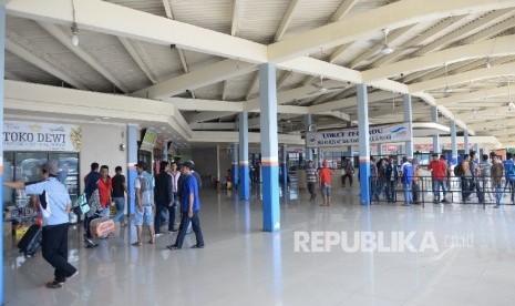 Penumpang kapal Ferry turun menuju terminal bus di Pelabuhan Bakauheni, Lampung, Selasa (21/6).  (Republika/ Wihdan)