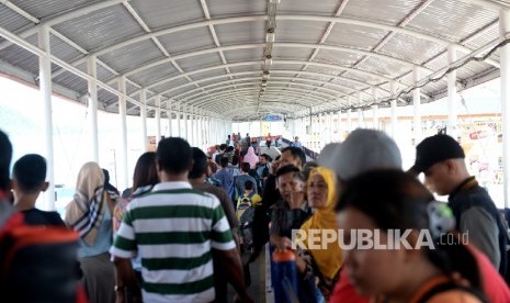 Penumpang kapal Ferry turun menuju terminal bus di Pelabuhan Bakauheni, Lampung, Selasa (21/6).  (Republika/ Wihdan)