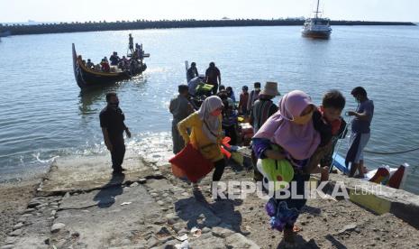 Penumpang kapal layar motor (KLM) asal Pulau Sapudi, Sumenep sandar di Pelabuhan Kalbut, Mangaran, Situbondo, Jawa Timur, Sabtu (12/6/2021). Satgas Penanganan COVID-19 Kabupaten Situbondo mewajibkan seluruh penumpang kapal untuk tes Antigen sebagai upaya mencegah penularan COVID-19, seiring lonjakan kasus di Bangkalan, Madura. (ilustrasi)