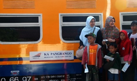  Calon penumpang menunggu keberangkatan perdana KA Pangrango rute Bogor-Sukabumi di Stasiun Bogor Paledang, Kota Bogor, Jabar, Sabtu (9/11).  (Antara/Jafkhairi)