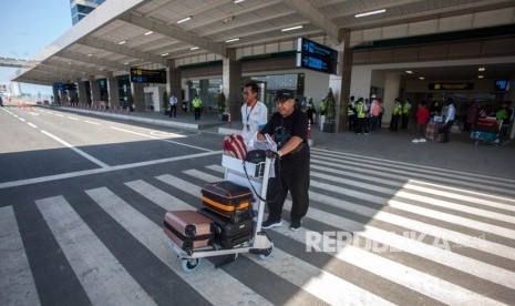 Penumpang keluar dari area bandara seusai mendarat dengan pesawat komersial Citilink saat penerbangan perdana di Bandara Yogyakarta International Airport (YIA), Kulonprogo, DI Yogyakarta, Senin (6/5). PT Angkasa Pura (AP) I mulai mengoperasikan penerbangan internasional di Bandara Internasional Yogyakarta dengan tujuan Kuala Lumpur. 