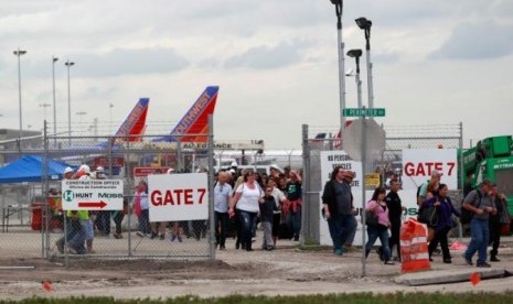 Penumpang keluar dari perimeter bandara menyusul penembakan di Bandara Internasional Fort Lauderdale-Hollywood di Florida, AS, 6 Januari 2017.