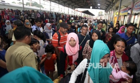 Lonjakan penumpang kereta (ilustrasi)