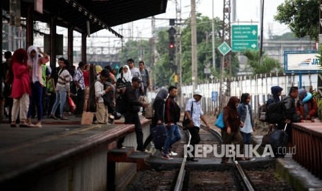 Penumpang kereta api di Stasiun Jatinegara, Jakarta (ilustrasi). 