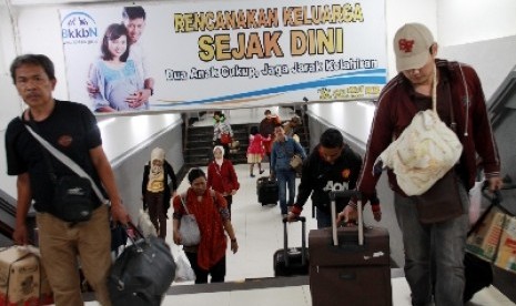 Penumpang kereta api Fajar Utama Semarang tiba di Stasiun Pasar Senen, Jakarta, Kamis (7/8). 