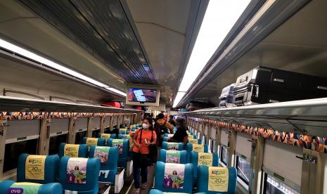 Penumpang kereta api jarak jauh naik ke atas kereta di Stasiun Yogyakarta, Kamis (22/12/2022).