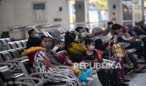 Penumpang kereta api menunggu keberangkatan di stasiun Kertapati, Palembang, Sumatera Selatan, Jumat (1/1/2021). PT Kereta Api Indonesia (Persero) Divre III Palembang kembali mengoperasikan perjalanan Kereta Api Rajabasa Rute Palembang-Tanjung Karang Bandar Lampung (PP) yang sempat berhenti selama pandemi COVID-19 sejak 1 April 2020 yang lalu.