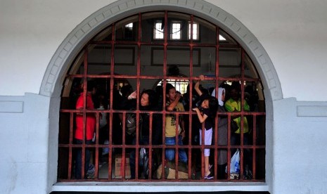   Penumpang kereta api menunggu untuk masuk kedalam Stasiun Senen, Jakarta, Rabu (15/8). (Edwin Dwi Putranto/Republika)