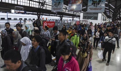 Penumpang kereta api Serayu dari Purwokerto tiba di Stasiun Pasar Senen, Jakarta, Minggu (16/4). 