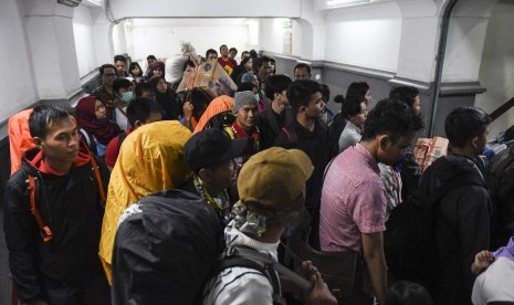 Penumpang kereta api Serayu dari Purwokerto tiba di Stasiun Pasar Senen, Jakarta. 