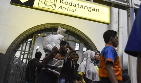 Penumpang kereta api dari Purwokerto tiba di Stasiun Pasar Senen, Jakarta. 