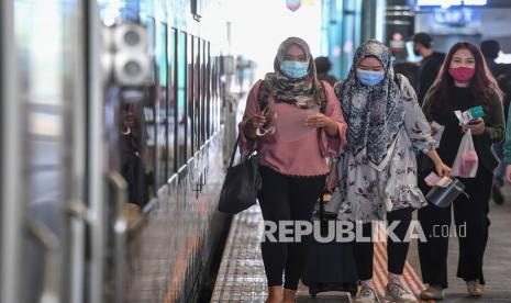 Penumpang Kereta Api Turangga turun di Stasiun Gambir, Jakarta.