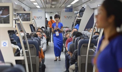  Penumpang kereta api yang akan menuju Bandara Internasional Kualanamu di Stasiun Besar Kereta Api Indonesia (KAI) Medan, Kamis (27/3).  (Antara/Widodo S. Jusuf)