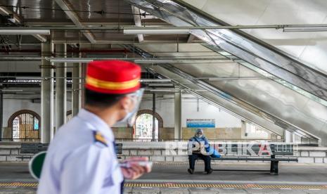 Penumpang kereta Commuter Line menunggu kereta di Stasiun Jatinegara Baru, Jakarta, Selasa (22/12). Direktur Utama PT Len Industri (Persero) Bobby Rasyidin mengatakan pembangunan Operation Control Centre (OCC) Manggarai merupakan salah satu item scope pekerjaan pada proyek APBN Double-Double Track (DDT) Paket A Fase 1, Manggarai-Jatinegara dari Direktorat Jenderal Kereta Api (DJKA) Kementerian Perhubungan. 