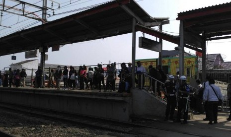 Penumpang kereta commuterline di Stasiun Kranji, Kota Bekasi. Penumpukan penumpang di Stasiun Kranji mulai terurai setelah kereta menuju Jakarta kembali normal.