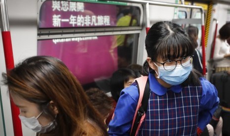 Penumpang kereta di Hong Kong mengenakan masker sebagai perlindungan kesehatan. Di China daratan dan Hong Kong muncul kasus pneumonia berat yang bermula dari kota Wuhan. KJRI di Hong Kong merilis imbauan agar WNI mewaspadai wabah pneumonia di China. Ilustrasi.