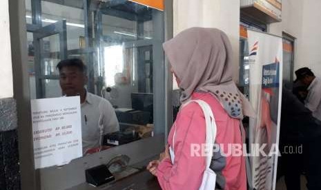 Penumpang kereta membeli tiket KA Pangrango Sukabumi-Bogor di Stasiun Sukabumi, Selasa (4/9).