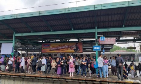 Penumpang kereta rel listrik (KRL) jurusan Depok/Bogor dan Bekasi/Cikarang menunggu di Peron 4 Stasiun Manggarai, Rabu (23/1) pagi.