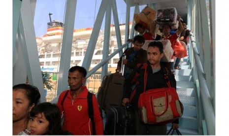 Penumpang KM Kelud turun dari garbarata setibanya di Pelabuhan Belawan, Sumatra Utara, Jumat (1/7). Sebanyak 2.426 penumpang dari Tanjung Priok, Batam dan Tanjung Balai Karimun tiba di Belawan.