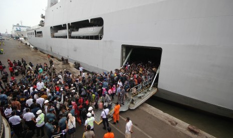 Penumpang KRI Makassar-590 turun membawa barang-barang mereka saat tiba di Pelabuhan Tanjung Perak, Surabaya, Jawa Timur, Senin (3/6/2019). 