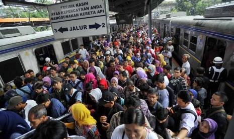    Penumpang KRL berdesakan setibanya di Stasiun Tanah Abang, Jakarta, Senin (24/6).    (Antara/Wahyu Putro)