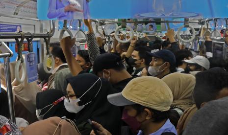 Penumpang KRL Commuter line memadati gerbong di lintasan Bekasi-Tanah Abang saat berhenti di Stasiun Manggarai, Jakarta Selatan, Rabu (12/10/2022). 