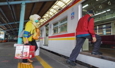 Penumpang KRL Commuterline memasuki kereta di stasiun Juanda, Jakarta Pusat, Kamis (16/4/2020). Gubernur Jawa Barat, Ridwan Kamil mengusulkan melakukan uji coba penghentian sementara Commuter line pada Sabtu 18/4/2020 untuk mendukung penerapan pembatasan sosial berskala besar (PSBB) dalam pencegahan wabah Corona (COVID-19). 