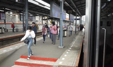 Penumpang KRL Commuterline turun dari kereta di kawasan Stasiun Manggarai, Jakarta, Rabu (9/3/2022). Kereta komuter di wilayah aglomerasi termasuk KRL Jabodetabek dan KRL Yogyakarta-Solo diperkenankan melayani pengguna hingga 60 persen dari kapasitas dan boleh duduk tanpa jarak dengan tetap menerapkan prokes.