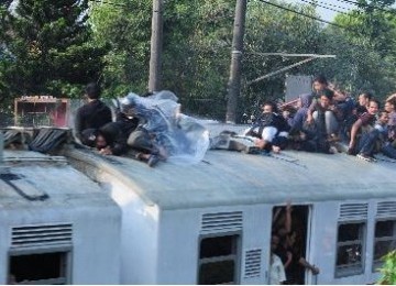 Penumpang KRL di atap gerbong.