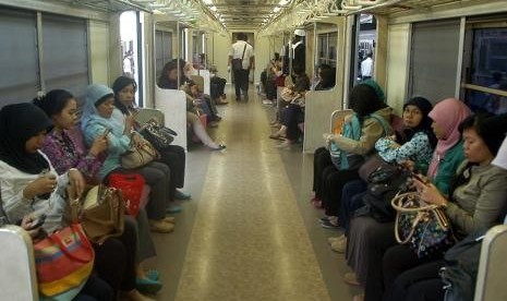 Penumpang KRL Komuter di gerbong khusus wanita. Kenaikkan tarif tiket KRL Komuter yang berlaku mulai 1 Oktober 2012 diikuti dengan permintaan perbaikan pelayanan oleh para penumpang.