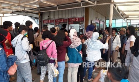 Penumpang KRL mengantri panjang di loket Stasiun Depok Baru pada Ahad (22/7) siang lantaran ada pembaharuan sistem gate elektronik KRL.