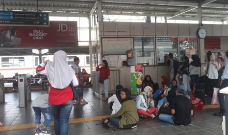 Penumpang KRL terlantar di Stasiun Pondok Ranji karena KRL berhenti lantaran listrik padam.