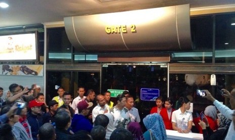 Penumpang Lion Air yang telantar meminta penjelasan di ruang tunggu Bandara Adi Sutjipto, Ahad malam (31/1)