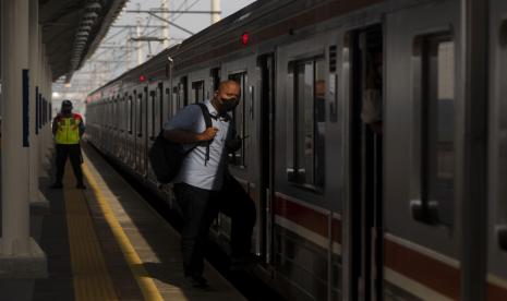 Penumpang masuk ke dalam rangakain KRL Commuter Line di Stasiun Matraman, Jakarta Timur, Jumat (17/6/2022). 