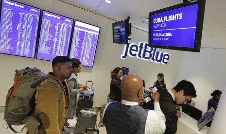 Penumpang melakukan check-in untuk penerbangan komersil perdana dari New York ke Hava di Bandara JFK menggunakan maskapai JetBlue (28/11).