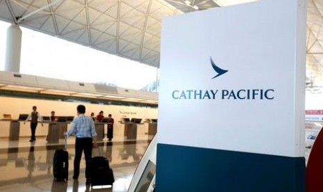 Penumpang melewati konter Cathay Pacific di Bandara Internasional Hong Kong. Awak pesawat yang melanggar aturan karantina sumbang kasus Omicron di Hong Kong. Ilustrasi.