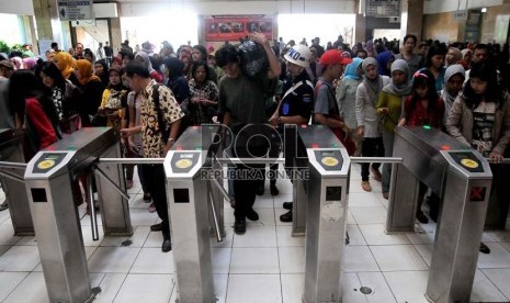  Penumpang melintasi pintu tiket elektronik Kereta Rel Listrik (KRL) saat keluar Stasiun Tanah Abang, Jakarta Pusat, Jumat (28/6).   (Republika/Prayogi)